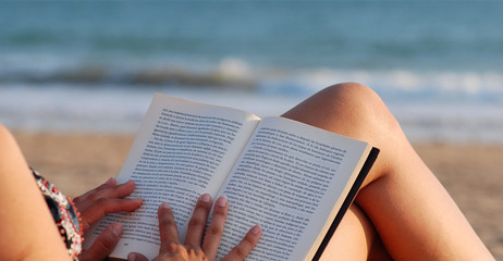 MUJER LEYENDO EN LA PLAYA