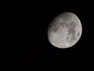 Near full moon © Claudio Divizia