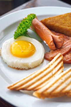 nglish Breakfast - sunny-side-up fried eggs, sausages and tosts