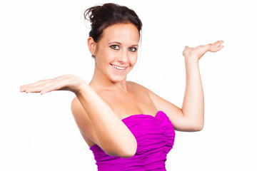 Fototapeta premium Frau im pinken Kleid präsentiert