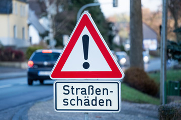 german road damage sign