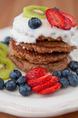 Vollwert Pancakes mit Früchten