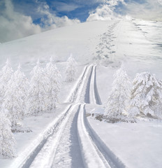 Fototapeta na wymiar snow road - step to the peak - success