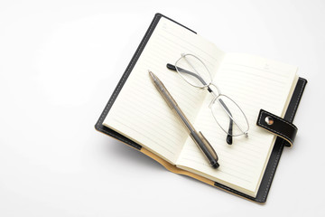 手帳と眼鏡とボールペン