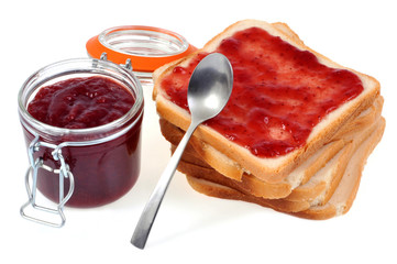 Marmelade de fraise et tranches de pain de mie
