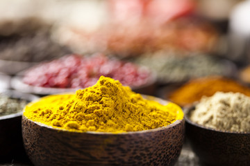 Curry, Wooden bowl spice 