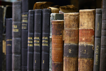 Fototapeta stare książki w bibliotece na półce obraz