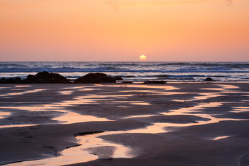 Obraz premium Sunset reflections on Porthtown Beach