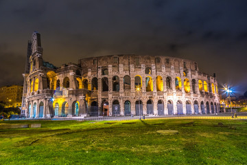Fototapeta na wymiar Koloseum w nocy w Rzymie, Włochy