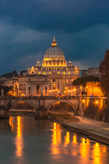 Fototapeta premium Watykan i Tyber w Rzymie w nocy.
