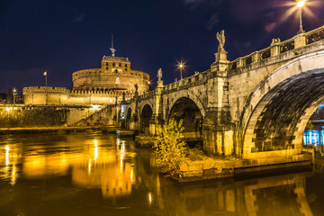 Fototapeta na wymiar W nocy widok zamku i mostu Świętego Anioła w Rzymie, I