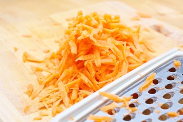 Frisch geriebene Karotten für Rohkostsalat