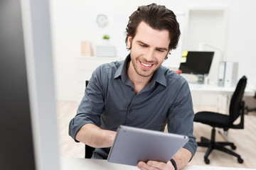 geschäftsmann arbeitet mit tablet