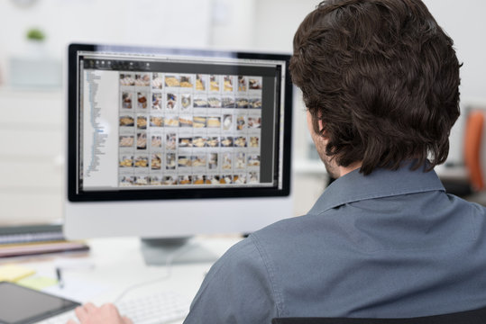 fotograf bearbeitet bilder am computer