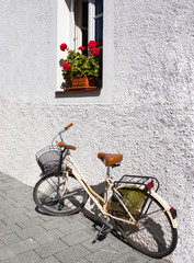 Fototapeta na wymiar Retro rower oparty o ścianę