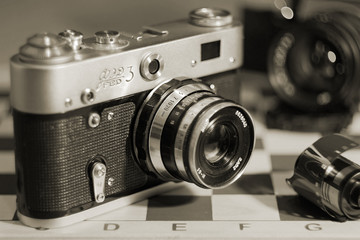 Старинный фотоаппарат в кожаном чехле - obrazy, fototapety, plakaty