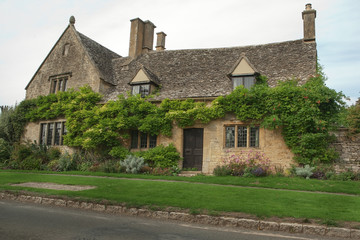 Naklejka premium Rural stone cottage in the Cotswold, England