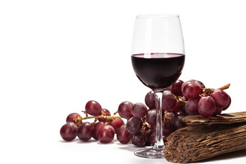 kieliszek czerwonego wina z winogronem na białym tle - obrazy, fototapety, plakaty