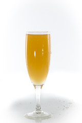 Remplissage d'un verre qui déborde et éclabousse sur fond blan