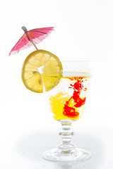 Cocktail dans un verre avec du avec rondelle de fruit (citron et