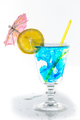 Cocktail dans un verre avec du avec rondelle de fruit (citron et