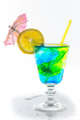 Cocktail dans un verre avec du avec rondelle de fruit (citron et