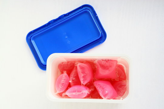 boite de capsules de lessive liquide rose