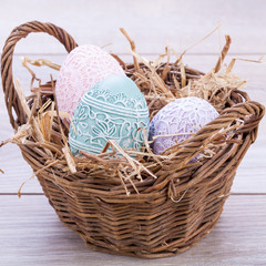 helle zarte dekorierte eier zu ostern festlich mit blume objekt