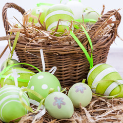 bunte grüne bemalte ostereier dekoration ostern brauch