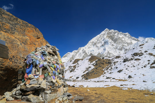 memorial of climber beside of everest from everest trek