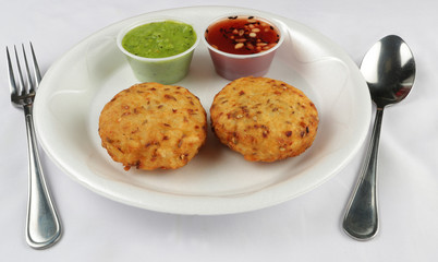 tikki with chutney