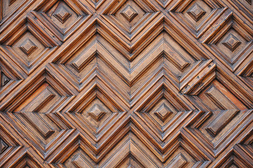 Puerta de madera tallada, formas, rombos, marrón