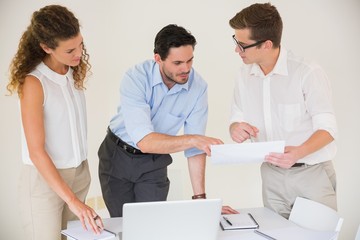 Obraz premium Business people discussing over document