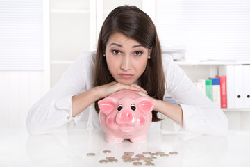 Frau mit Schulden - Sparschwein und Geld Konzept