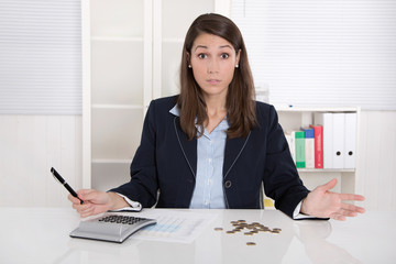 Frau im Büro hat Probleme mit der Mathematik