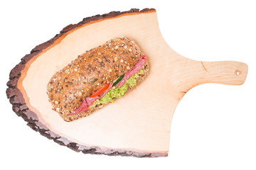 belegtes Brötchen auf einem Holzbrett