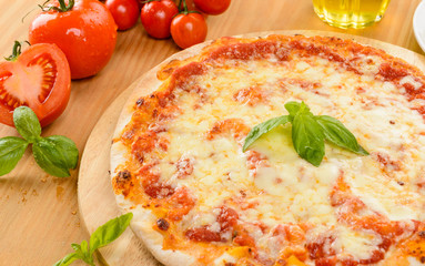 Pizza margherita, close-up, fuoco selettivo