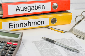 Aktenordner mit der Beschriftung Ausgaben und Einnahmen