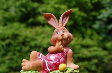 Osterhasenfigur im Grünen