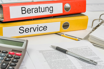 Aktenordner mit der Beschriftung Beratung und Service