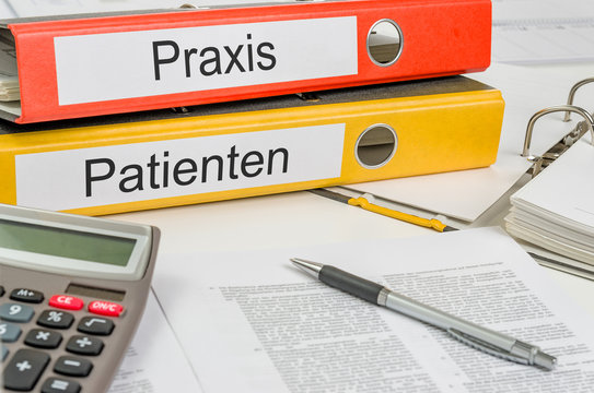 Aktenordner mit der Beschriftung Praxis und Patienten