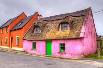 Old pink cottage house in Ireland © Patryk Kosmider