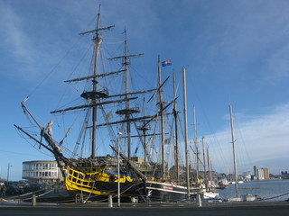 R&eacute;plique de la fr&eacute;gate corsaire L'Etoile du Roy &agrave; Saint-Malo (ciel bleu)