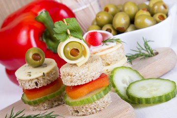 finger foods: bread, peppers, cucumber, cheese and olives