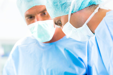 Fototapeta premium Chirurgen operieren in OP-Saal an Patienten
