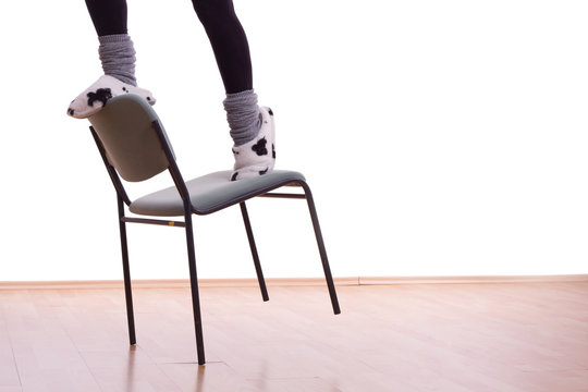 zwei Füße auf einem Stuhl