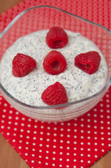 Topfencreme mit Mohn und Himbeeren