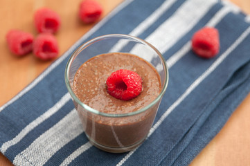 Schokoladen Chia Pudding Dessert mit Himbeeren
