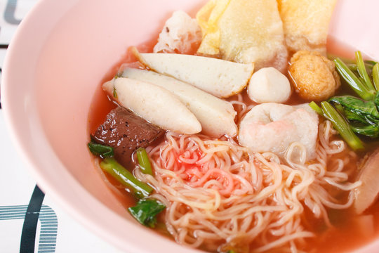 egg noodles soup with fish ball