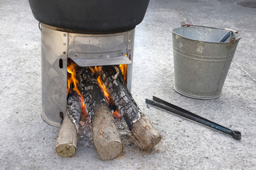 火の点いた簡易かまどの薪
